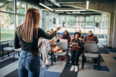 femme qui fait une présentation orale