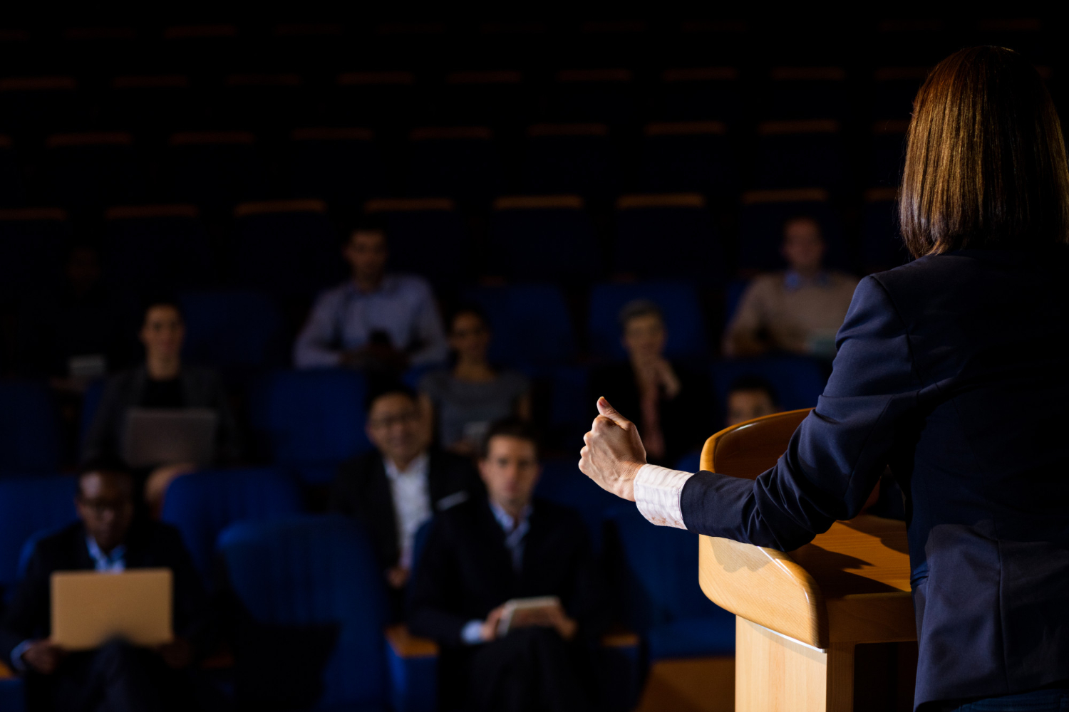 femme qui fait une présentation orale 